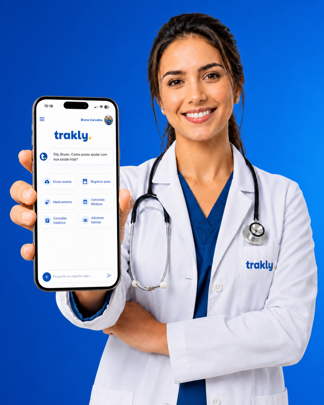 Profissional de saúde apresentando o aplicativo Trakly Health